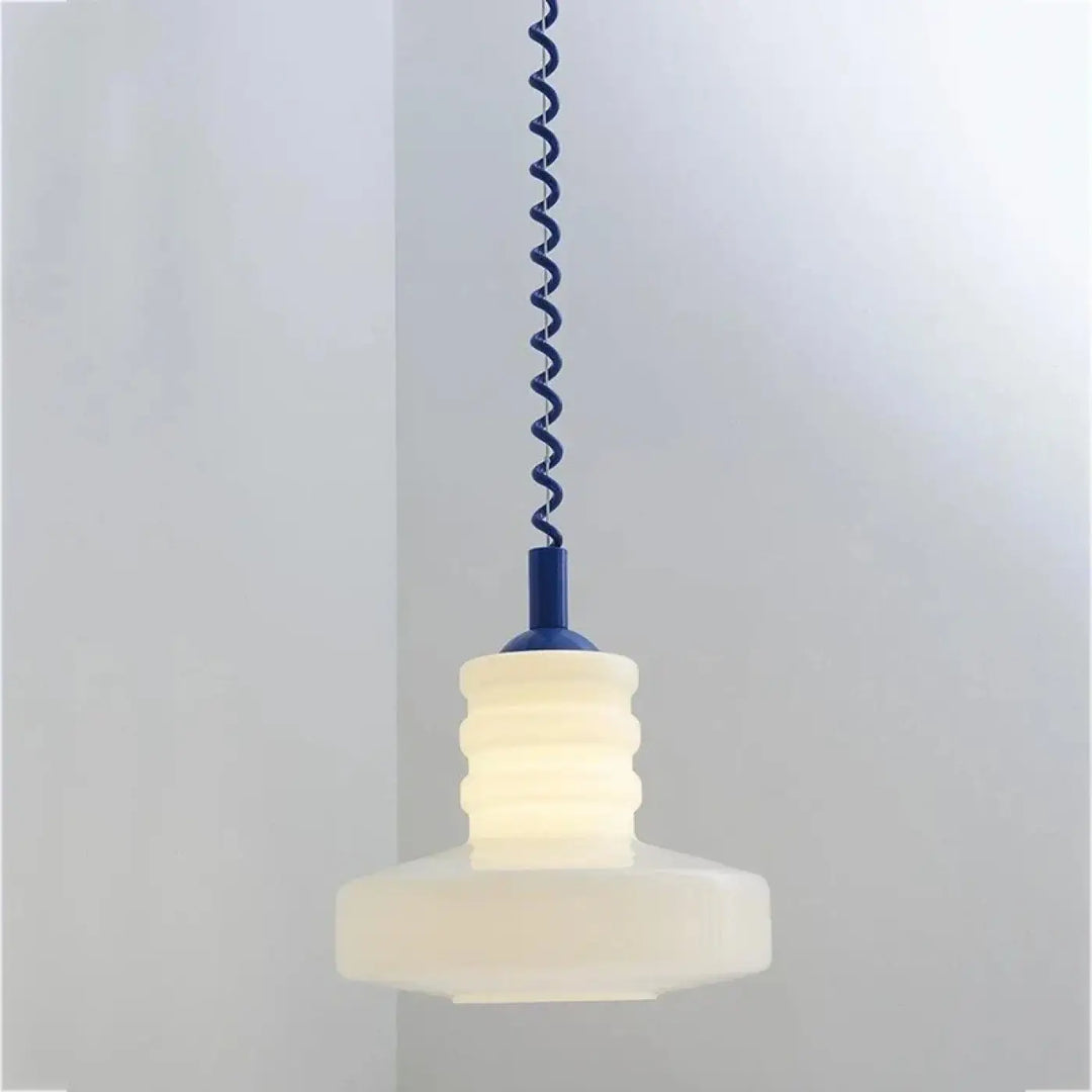 Suspension luminaire solune avec verre opalin blanc givré cannelé et chaîne métallique torsadée bleu marine moderne design suspension luminaire