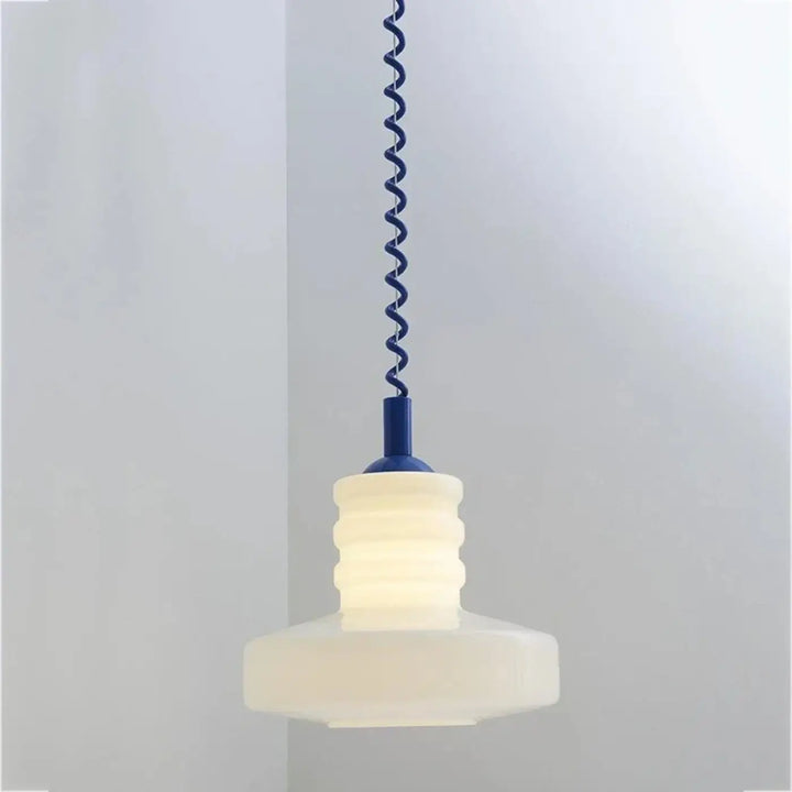 Suspension luminaire solune avec verre opalin blanc givré cannelé et chaîne métallique torsadée bleu marine moderne design suspension luminaire