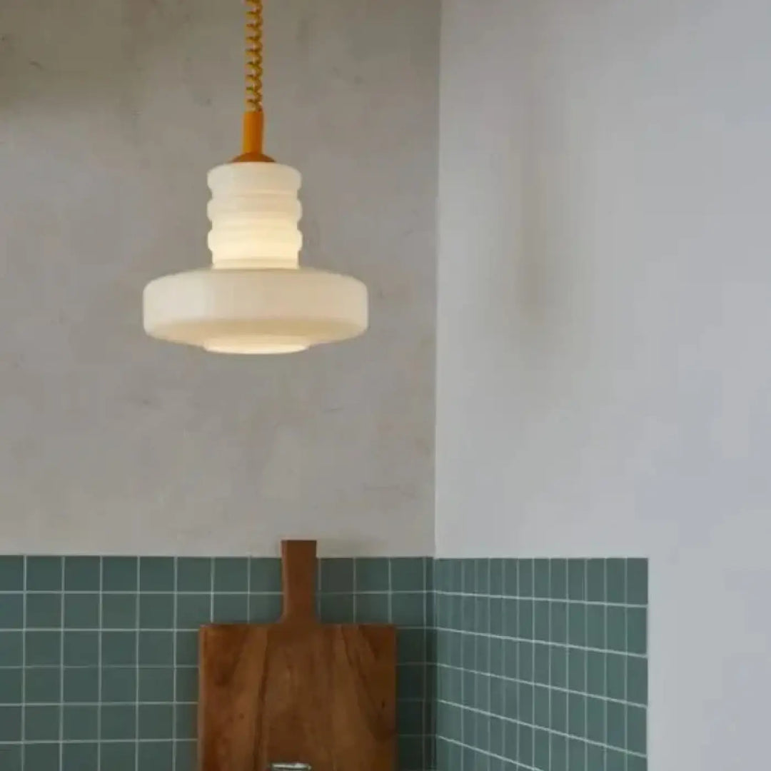 Suspension luminaire solune en verre opalin crème avec chaîne en laiton et fixation en bois design à étages