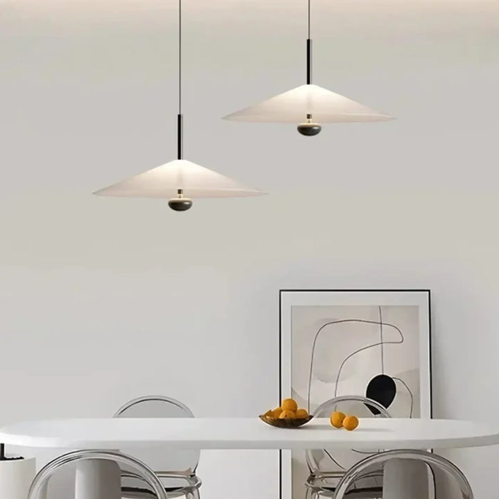 Suspension luminaire en verre blanc design épuré et moderne