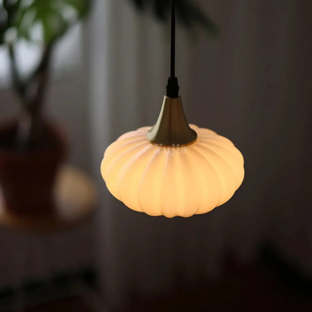 Suspension luminaire scandi avec verre opalin translucide et lumière douce, métal doré mat élégant pour intérieur contemporain