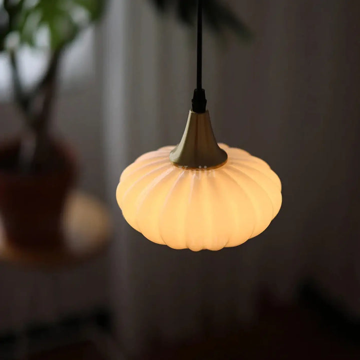 Suspension luminaire scandi avec verre opalin translucide et lumière douce, métal doré mat élégant pour intérieur contemporain