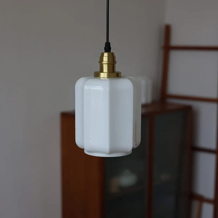 Suspension luminaire scandie en verre opalin blanc avec finition laiton et cordon noir pour une lumière douce