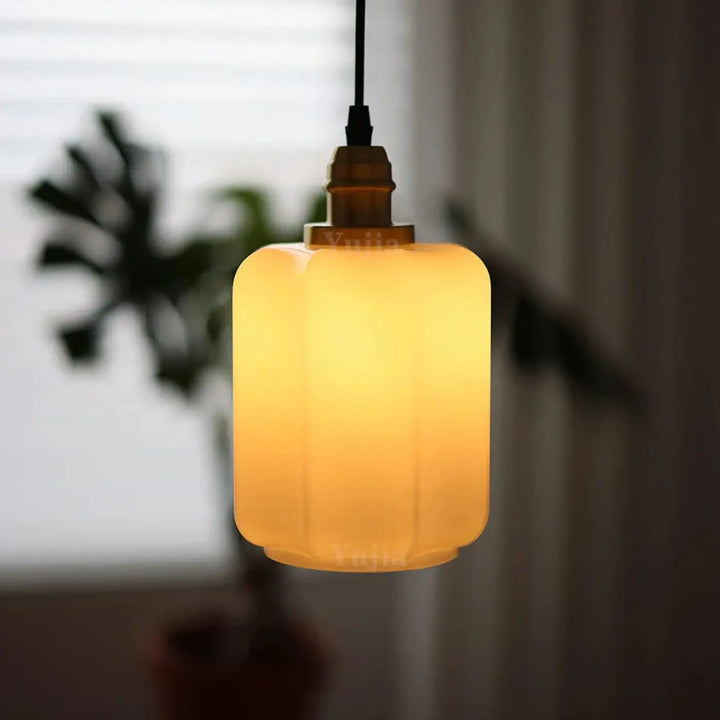 Suspension luminaire scandi à lumière douce avec verre opalin ambre et finition bois métal