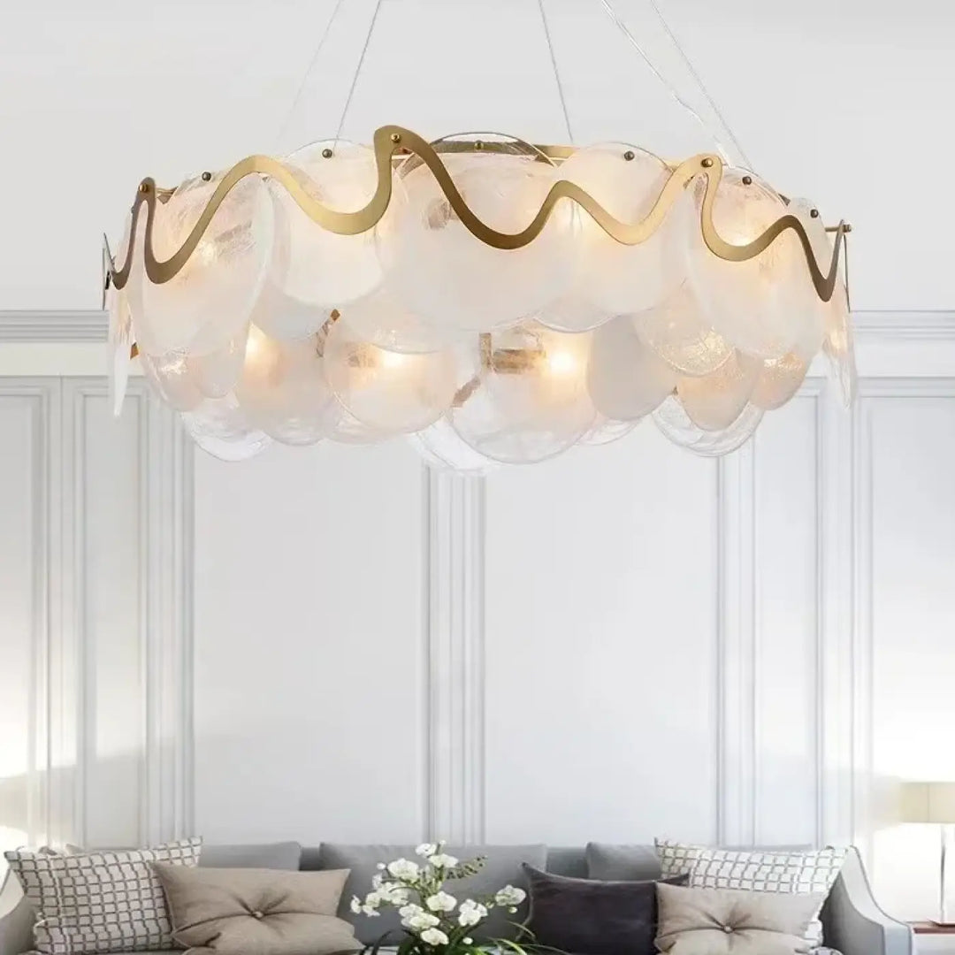 Suspension luminaire en verre blanc et structure dorée chic