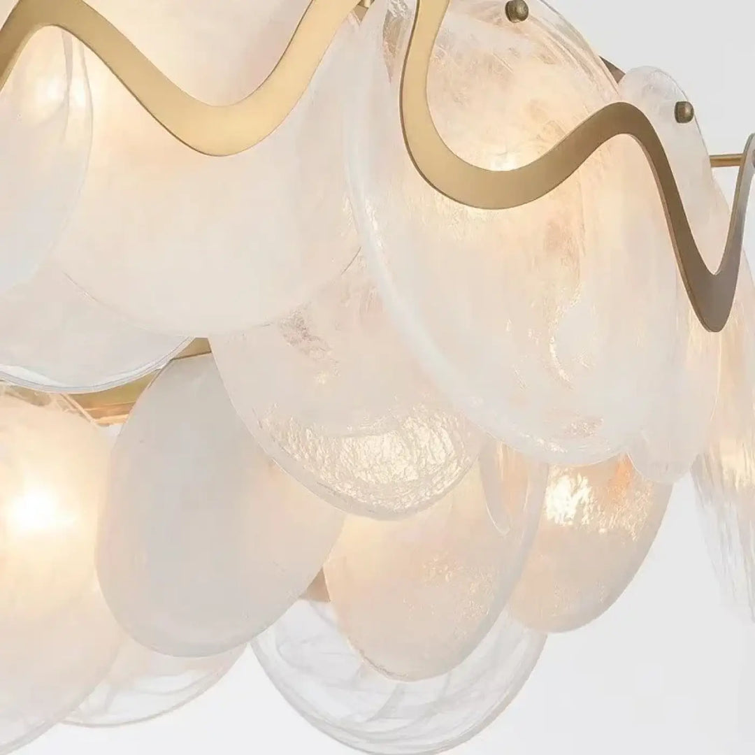 Suspension luminaire en verre blanc et structure dorée chic