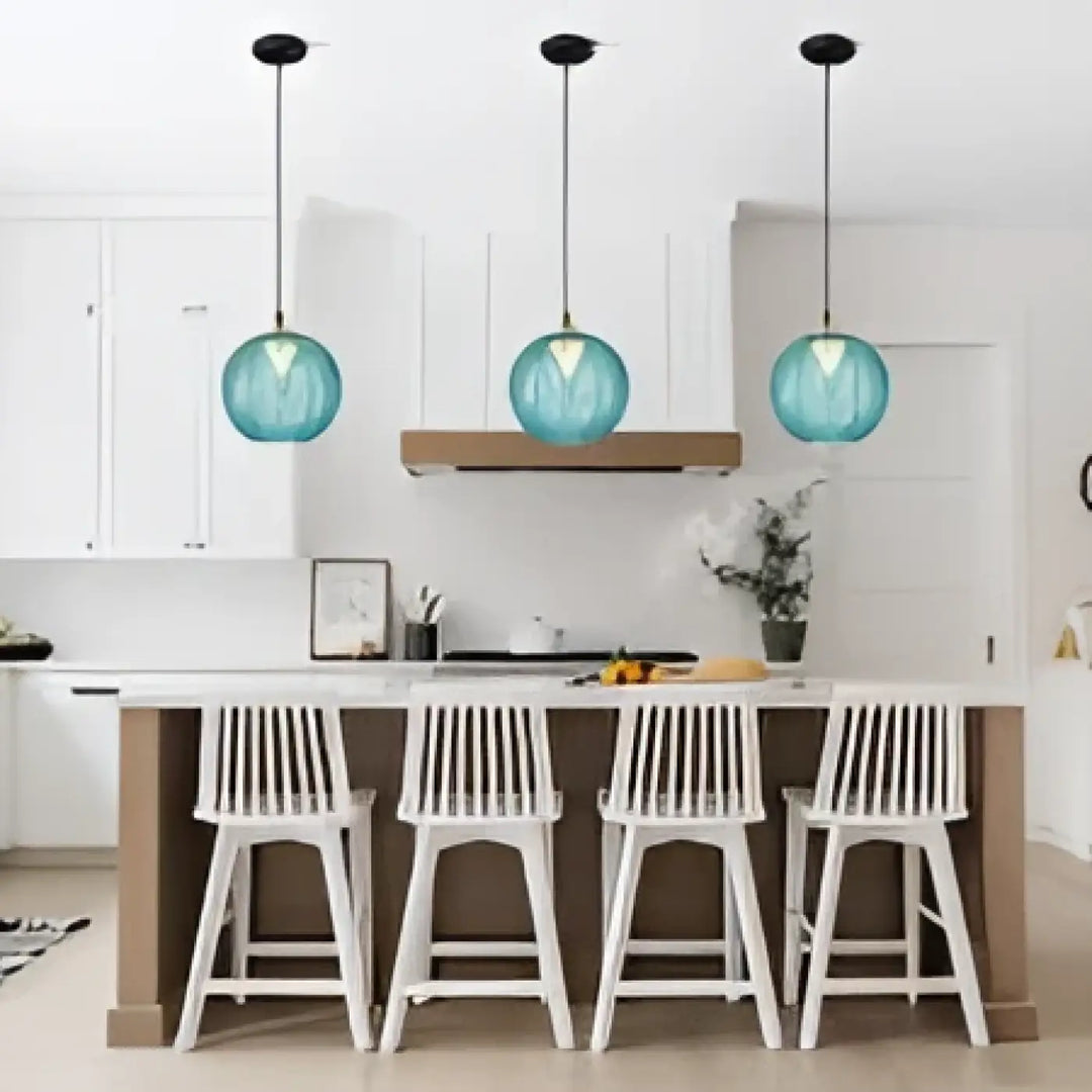 Suspension luminaire design moderne avec trois lampes en verre bleu suspendues au-dessus dun îlot de cuisine blanc
