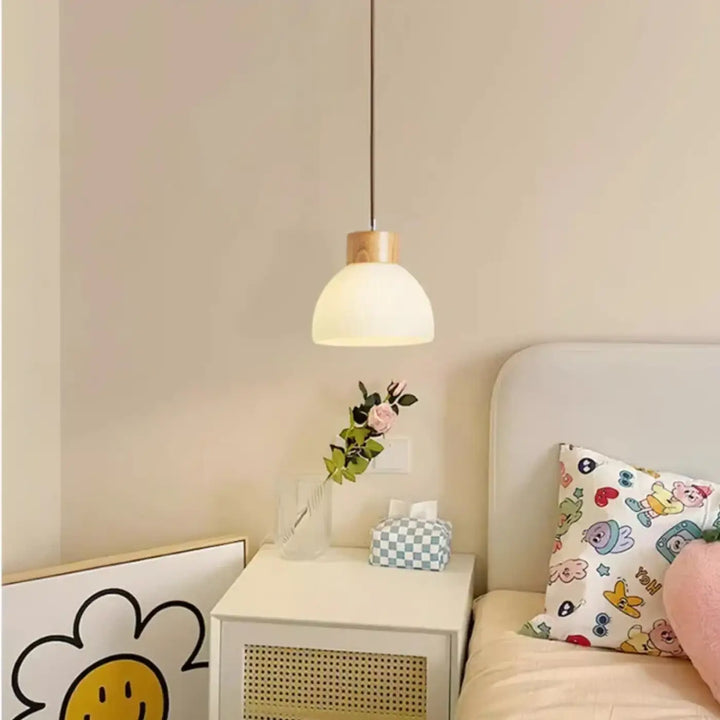 Suspension luminaire en verre blanc avec détails en bois naturel