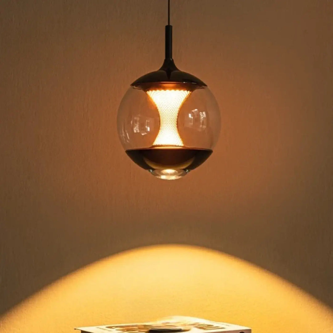 Suspension luminaire luma avec diffuseur central lumineux sphérique en verre clair et métal noir, lumière ambiante chaude