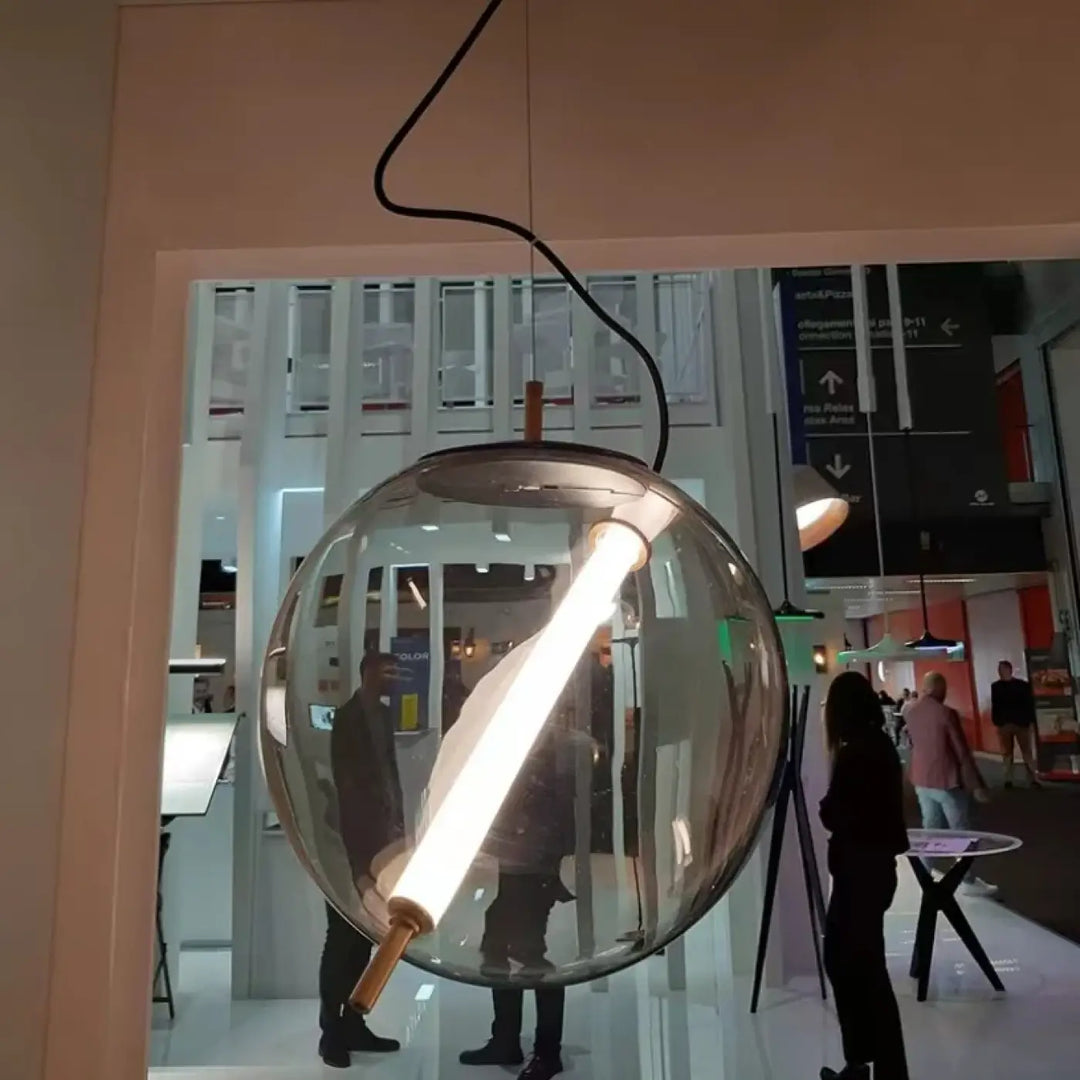 Suspension luminaire sphéris avec globe transparent, base en bois chaleureux et cordon noir élégant