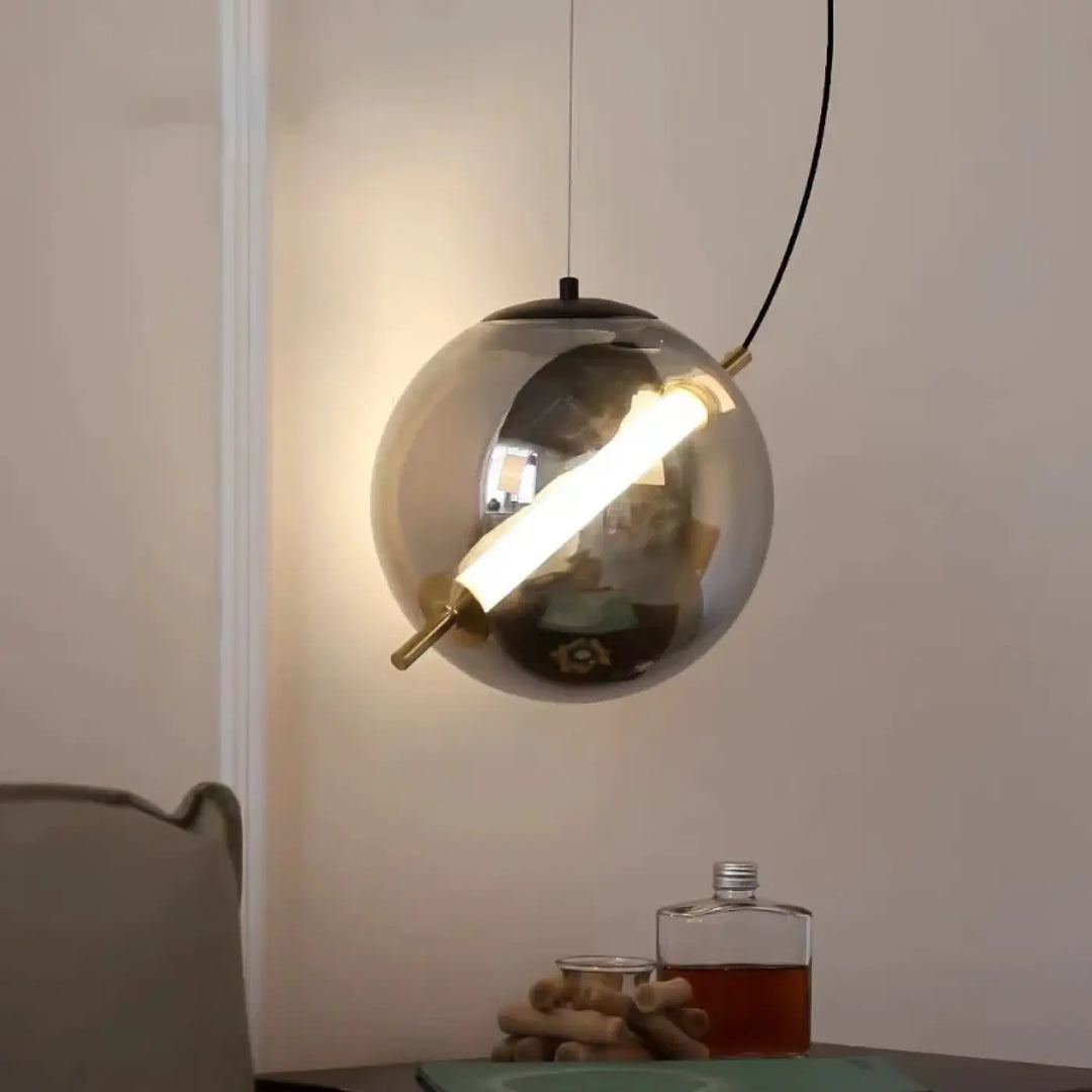Suspension luminaire spheris avec abat-jour sphérique moderne, finition métallique réfléchissante et accents en laiton