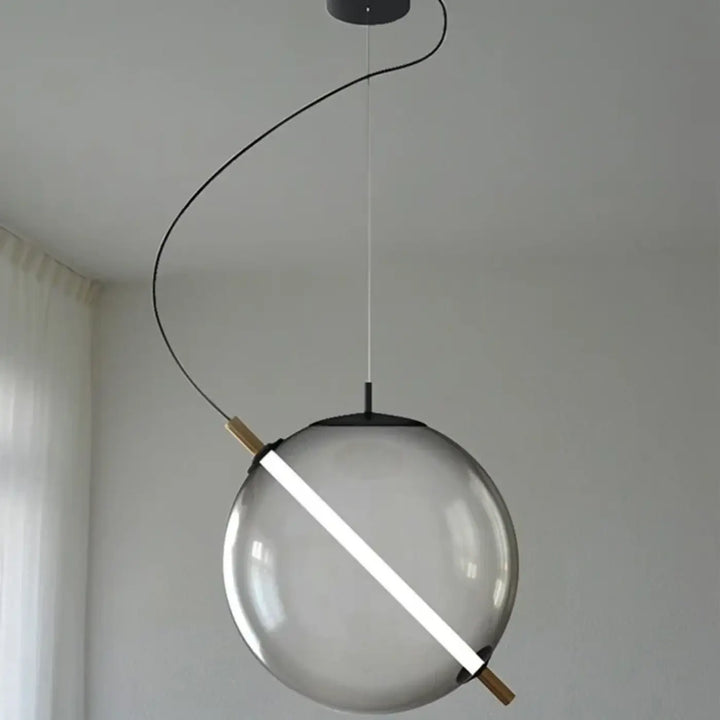 Suspension luminaire sphéris moderne avec globe en verre gris translucide, bande led blanche et embouts en bois