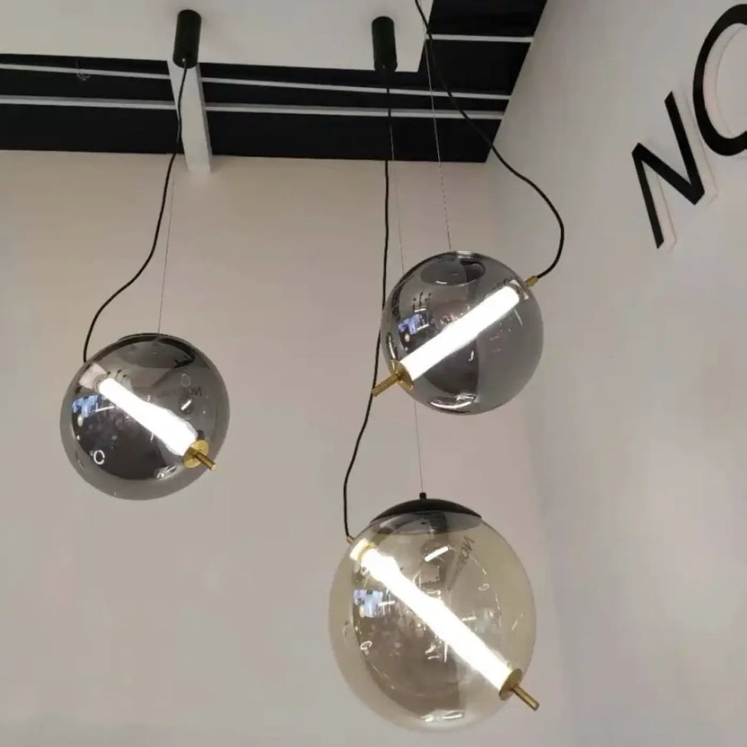 Suspension luminaire sphéris avec trois suspensions sphériques métalliques réfléchissantes et finitions dorées