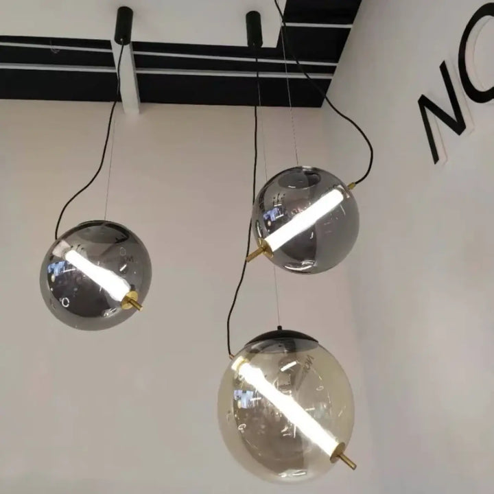 Suspension luminaire sphéris avec trois suspensions sphériques métalliques réfléchissantes et finitions dorées