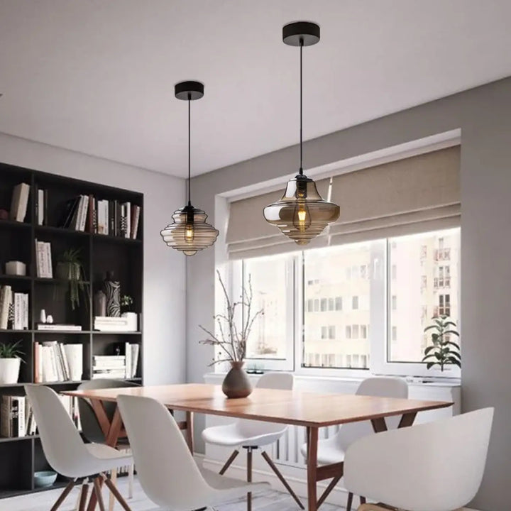 Suspension luminaire ondor avec deux suspensions en verre ambré et métal noir pour un éclairage moderne