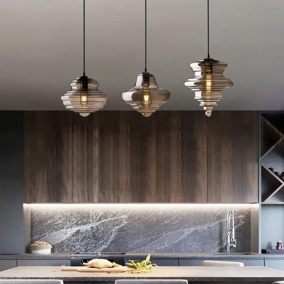 Suspension luminaire ondor avec trois suspensions modernes en verre translucide et ampoules à filament au-dessus dîlot cuisine