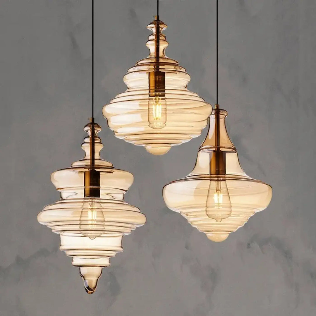 Suspension luminaire ondor avec trois abat-jours en verre ambré, accents en laiton et ampoules à filament apparent