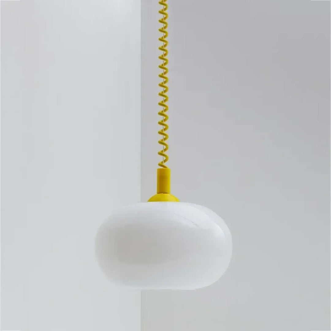 Suspension luminaire fanaty en verre opalin blanc avec câble spiralé jaune vif et fixation assortie