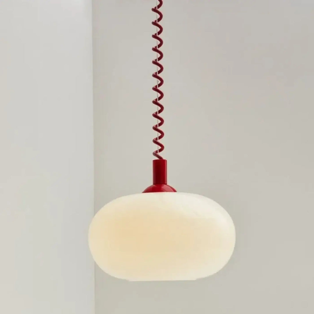 Suspension luminaire fanaty avec globe en verre opalin et câble spiralé rouge vibrant en métal