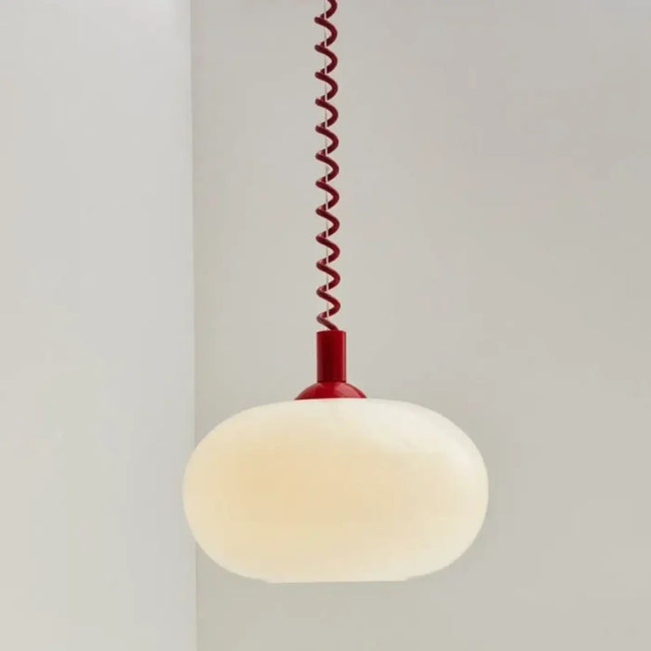 Suspension luminaire fanaty avec globe en verre opalin et câble spiralé rouge vibrant en métal