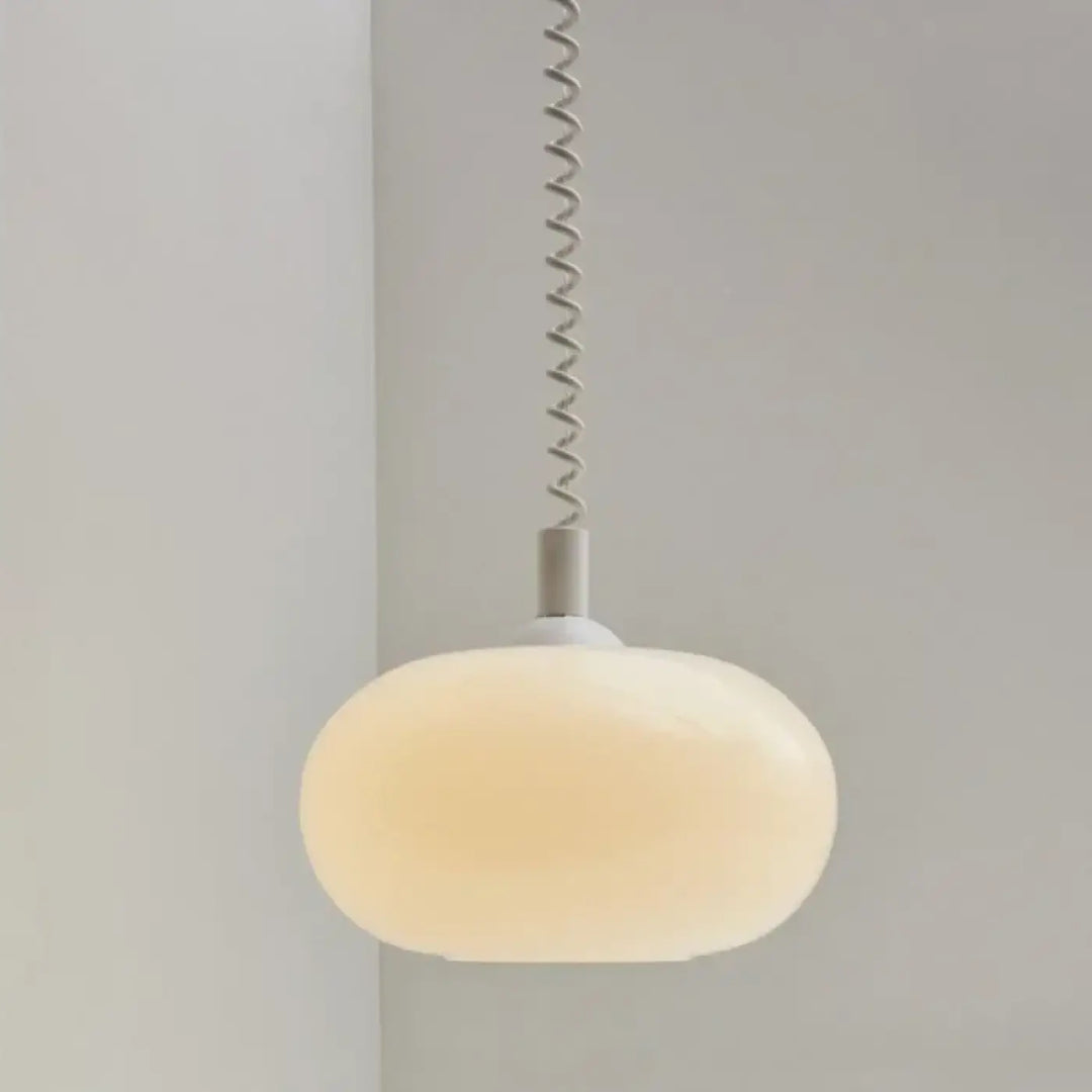 Suspension luminaire fanaty avec verre opalin ovale et câble spiralé métallique pour une lumière douce et chaude