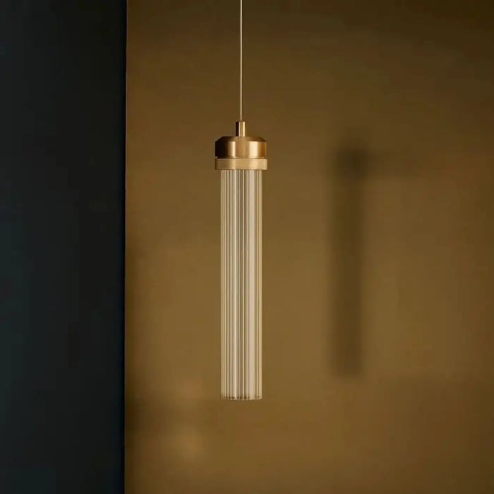 Suspension luminaire vibris avec abat-jour cylindrique en tiges de verre transparent et dessus en laiton finition moderne