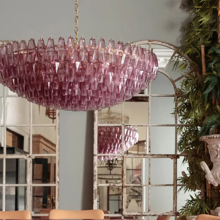 Suspension luminaire murano en verre sculpté rose délicat avec finition soignée en forme de goutte suspendue par une chaîne dorée
