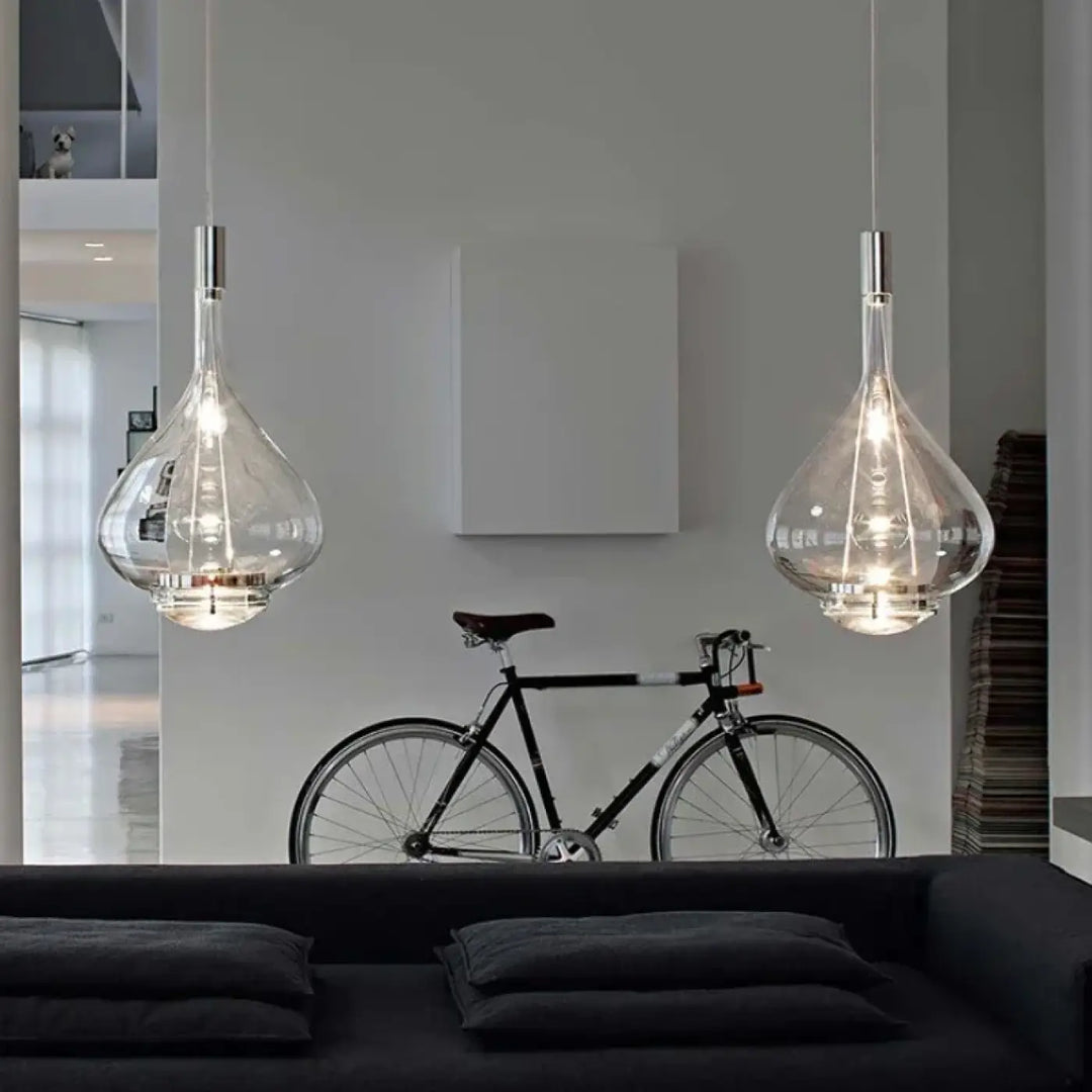 Deux suspensions luminaires en verre soufflé teinté effet fumé avec monture métallique élégante en forme de goutte