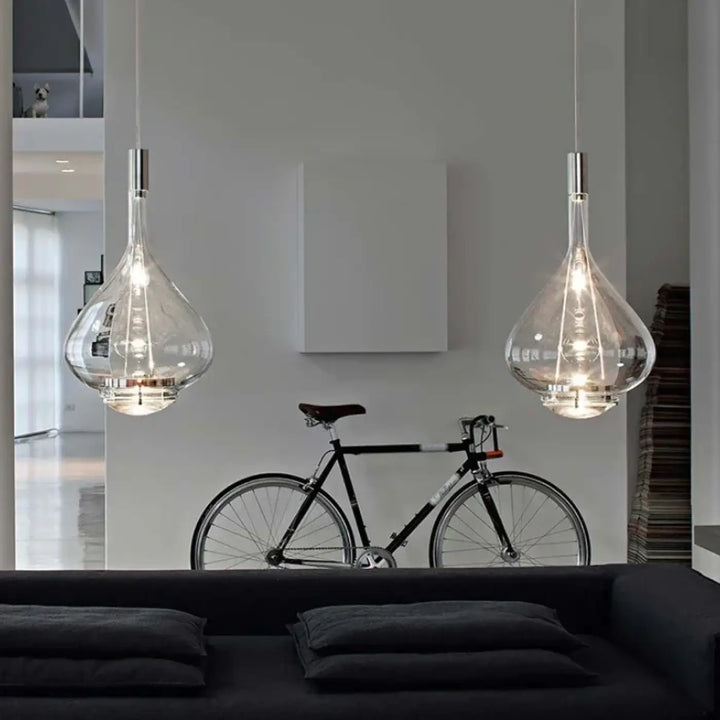 Deux suspensions luminaires en verre soufflé teinté effet fumé avec monture métallique élégante en forme de goutte