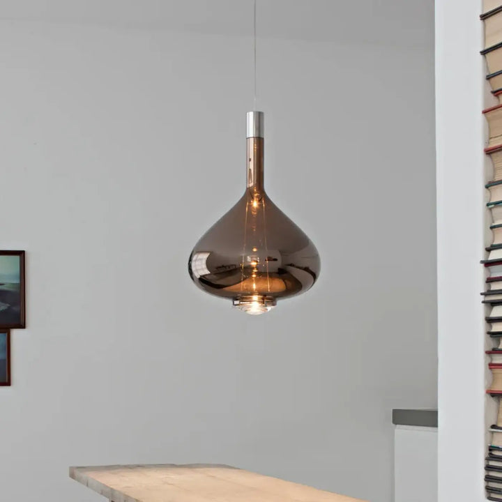 Suspension luminaire elys en verre soufflé à effet fumé avec tige et base métallique couleur ambre