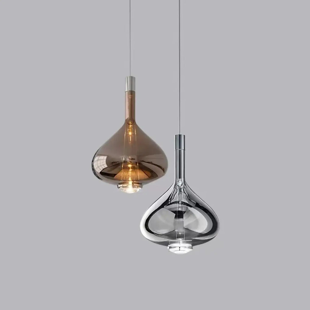 Deux suspensions luminaires en verre soufflé avec abat-jour en forme de goutte, effet fumé ambre et miroir clair
