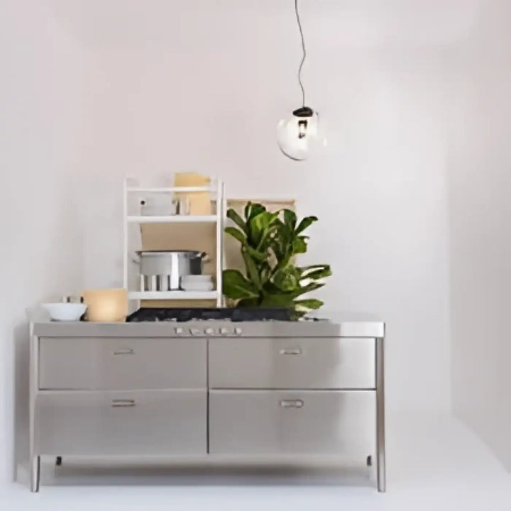Applique murale taonua avec îlot de cuisine en acier inoxydable à six tiroirs et plaque de cuisson, suspension luminaire verre soufflé plus qu’un design