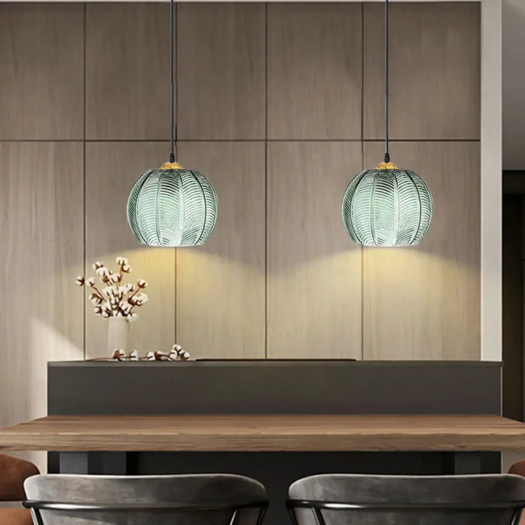 Suspension luminaire verre soufflé vert avec une empreinte de feuille

