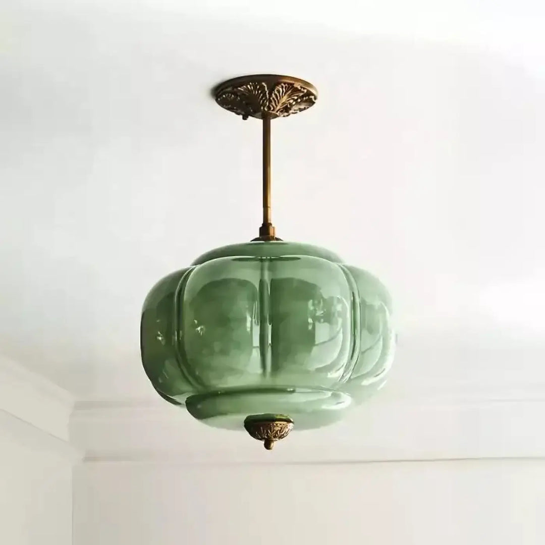 Suspension luminaire vintage en verre vert sauge translucide avec reliefs citrouille et ferronnerie laiton art déco décoration intérieure homilo