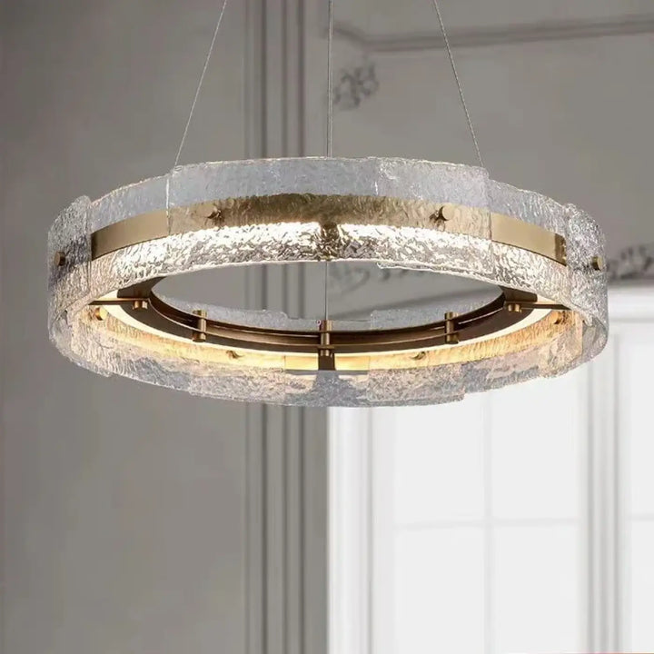 Suspension luminaire aurevia avec anneau en verre dépoli texturé et accents en métal doré pour un style luxueux
