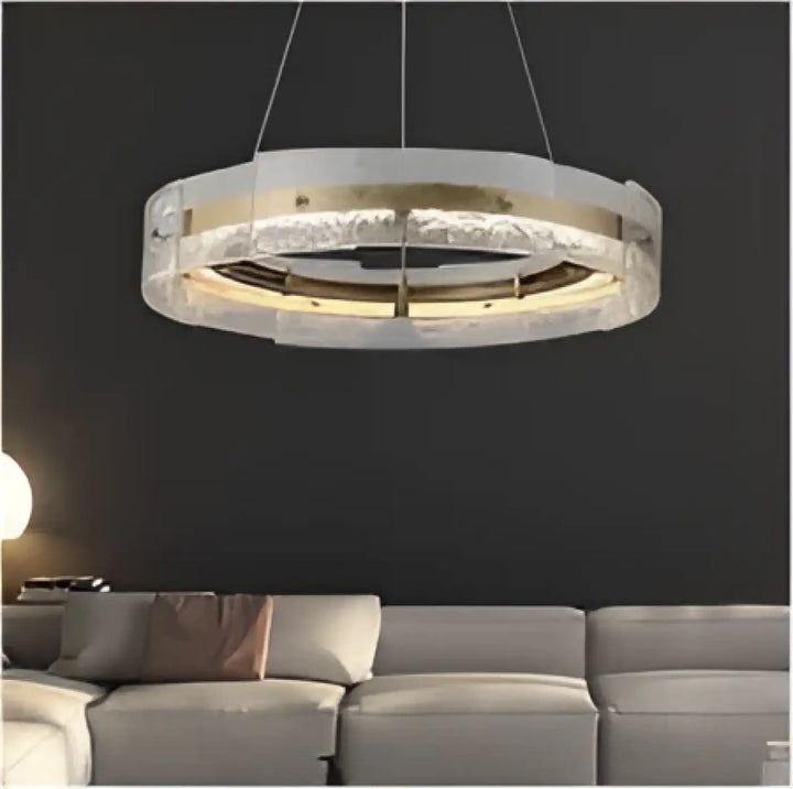 Suspension luminaire aurevia en métal doré avec cadre circulaire orné de cristaux et éclairage chaud style luxueux