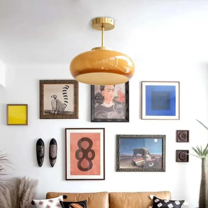 Suspension luminaire melora en verre teinté aux tons ambre avec une fixation en laiton poli