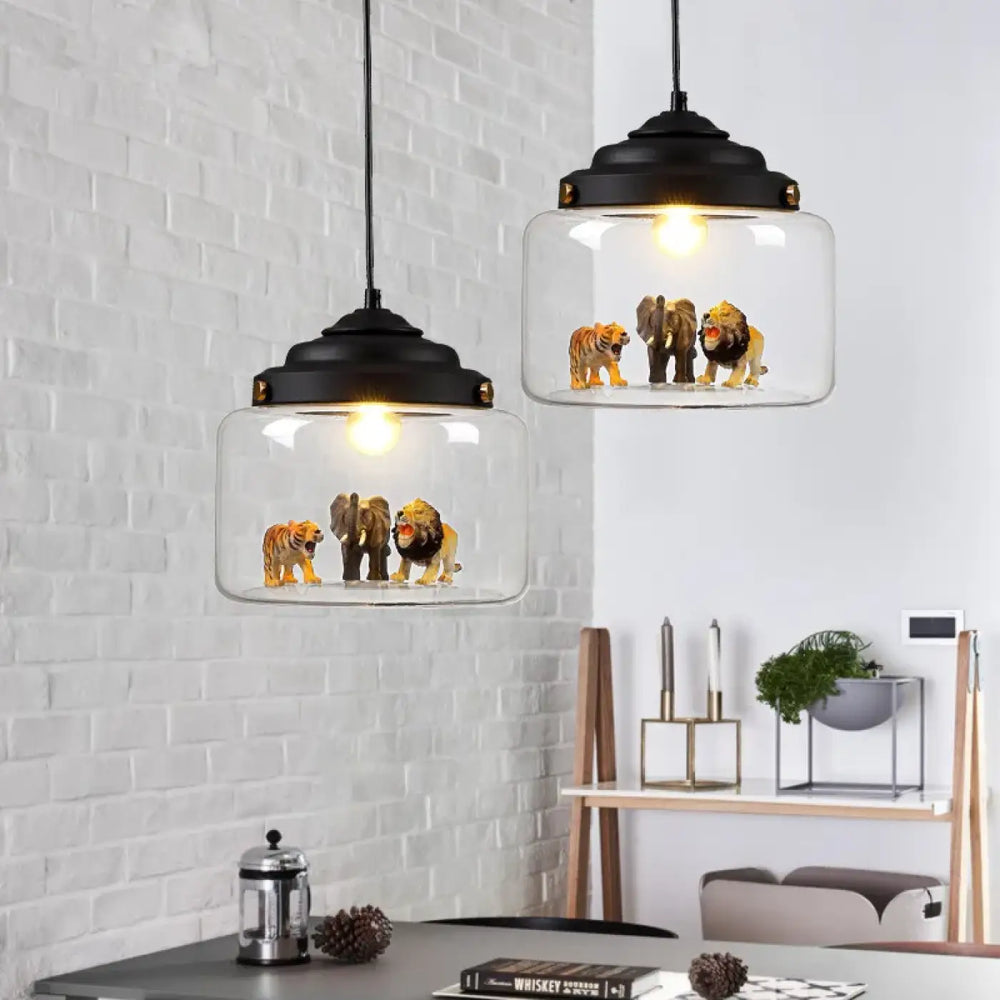 Suspension luminaire savana avec verre transparent et figurines d’animaux sauvages dans des dômes en verre noir