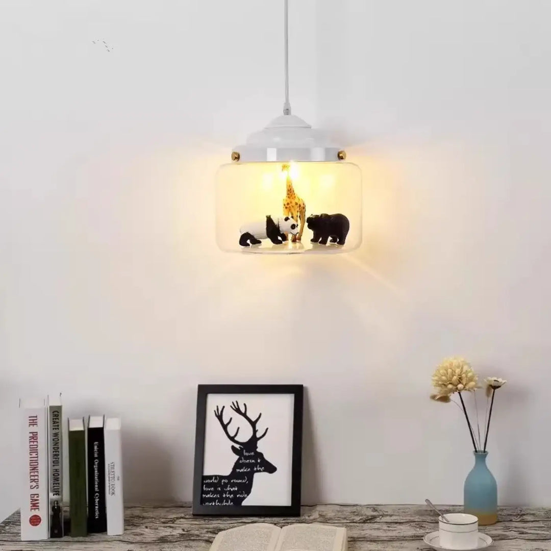 Suspension luminaire blanc avec verre transparent et trois figurines d’animaux sauvages à l’intérieur