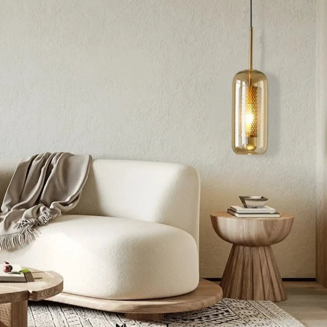 Suspension luminaire eloria avec finition en laiton doré et verre transparent aux texture hangers au plafond