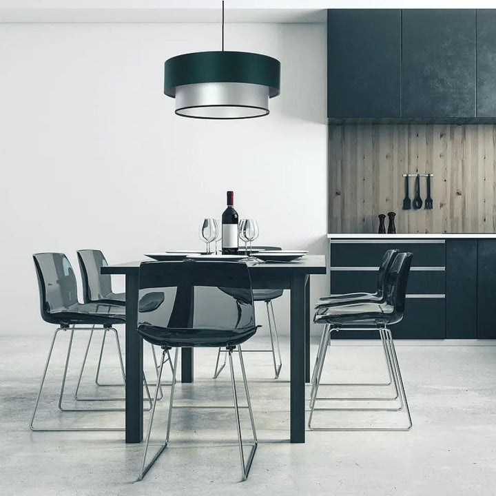 Suspension luminaire duo design moderne en argent avec chaises de salle à manger noires en acrylique et pieds chrome