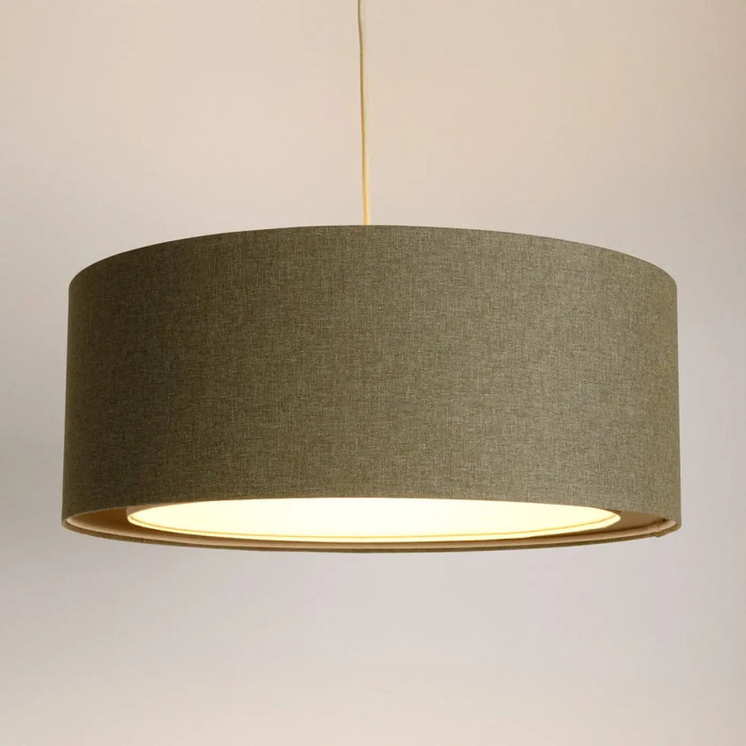 Suspension luminaire vert gris duo boho élégant avec abat-jour cylindrique en tissu texturé olive et anneau lumineux chaud