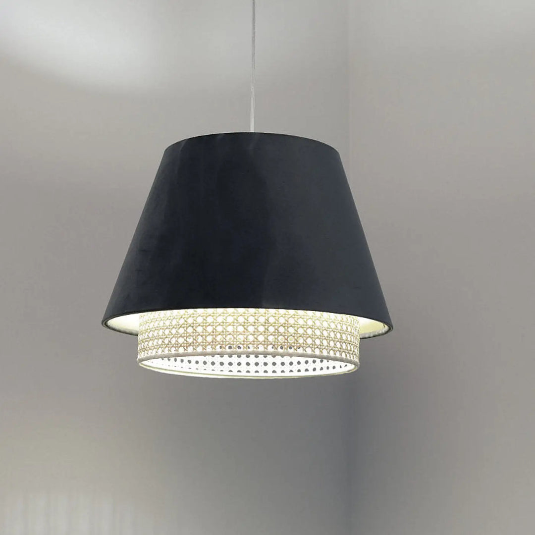 Suspension luminaire vert sensei rattan en velours noir avec anneau en rotin tressé pour un éclairage élégant