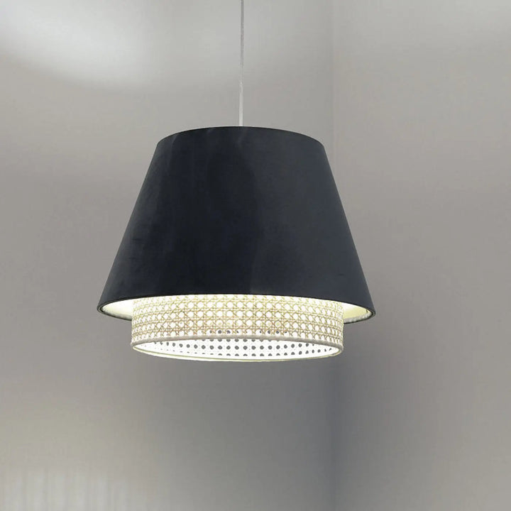Suspension luminaire vert sensei rattan en velours noir avec anneau en rotin tressé pour un éclairage élégant