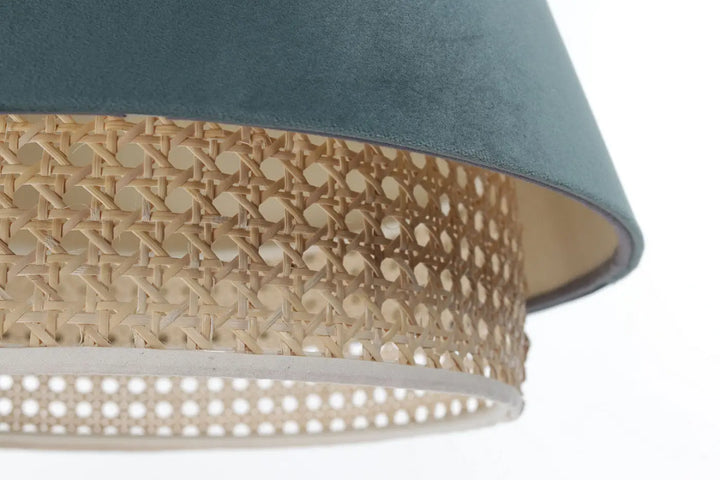 Suspension luminaire vert sensei rattan avec abat-jour en velours teal et intérieur en cannage tissé blanc perforé