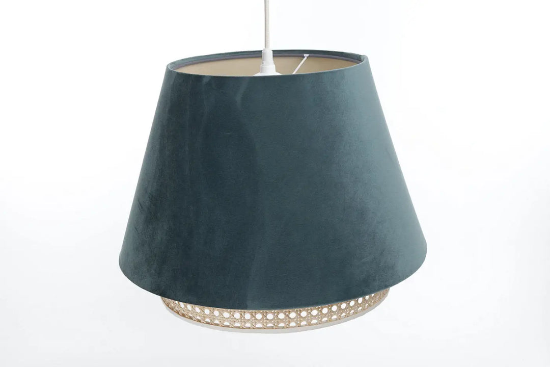 Suspension luminaire vert avec abat-jour en velours bleu sarcelle foncé et base en métal doré tressé rattan