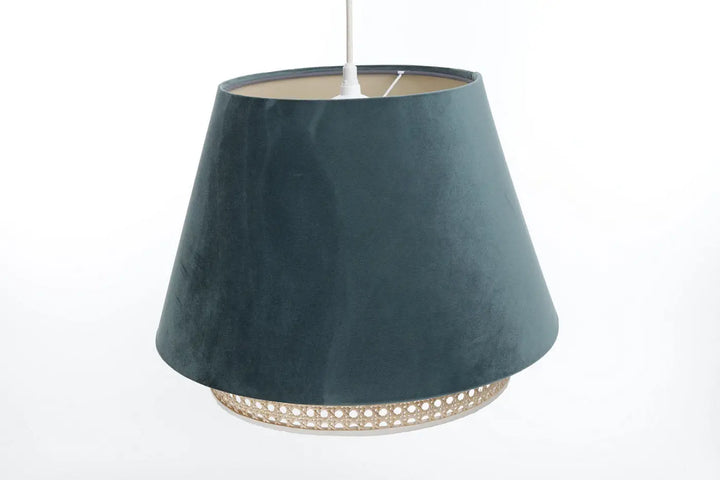 Suspension luminaire vert avec abat-jour en velours bleu sarcelle foncé et base en métal doré tressé rattan