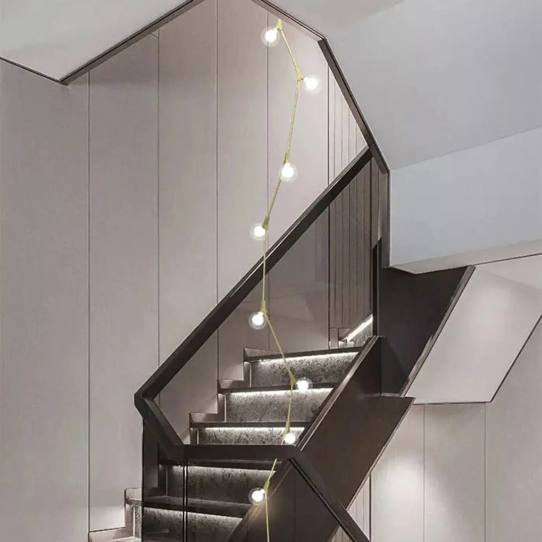 Suspension luminaire verticale en boules opales et laiton