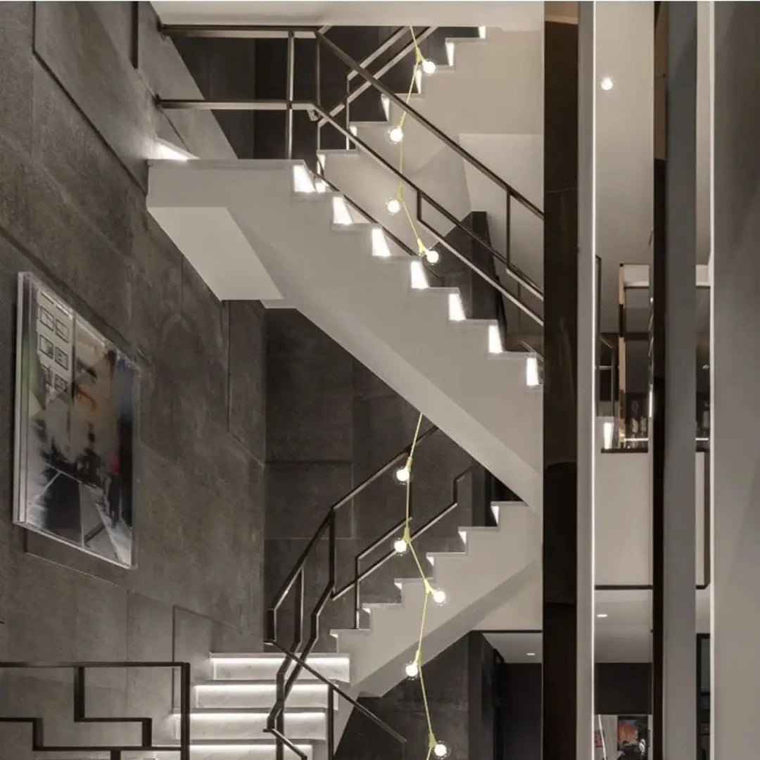 Suspension luminaire verticale en boules opales et laiton
