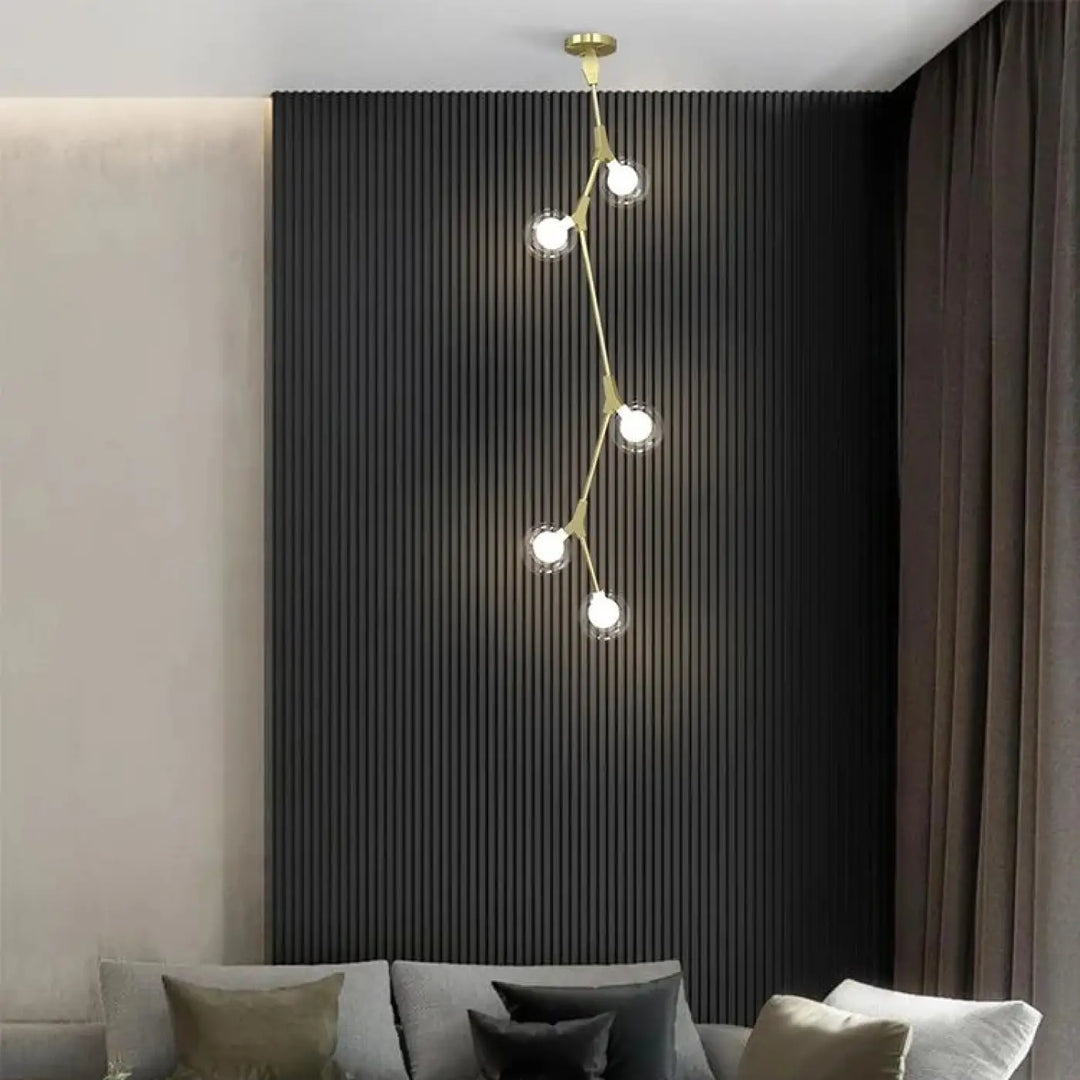 Suspension luminaire verticale en boules opales et laiton